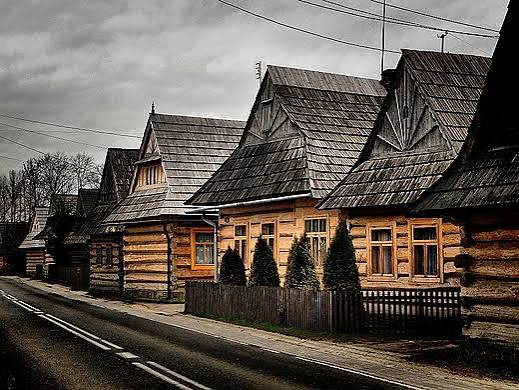 Tradycyjna, drewniana zabudowa wsi na Podhalu