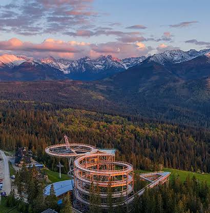 Przeszklony taras widokowy Sky Walk w Poroninie