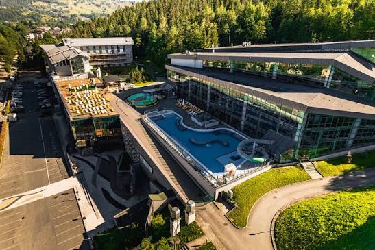Baseny termalne Termy Zakopiańskie z widokiem na Giewont